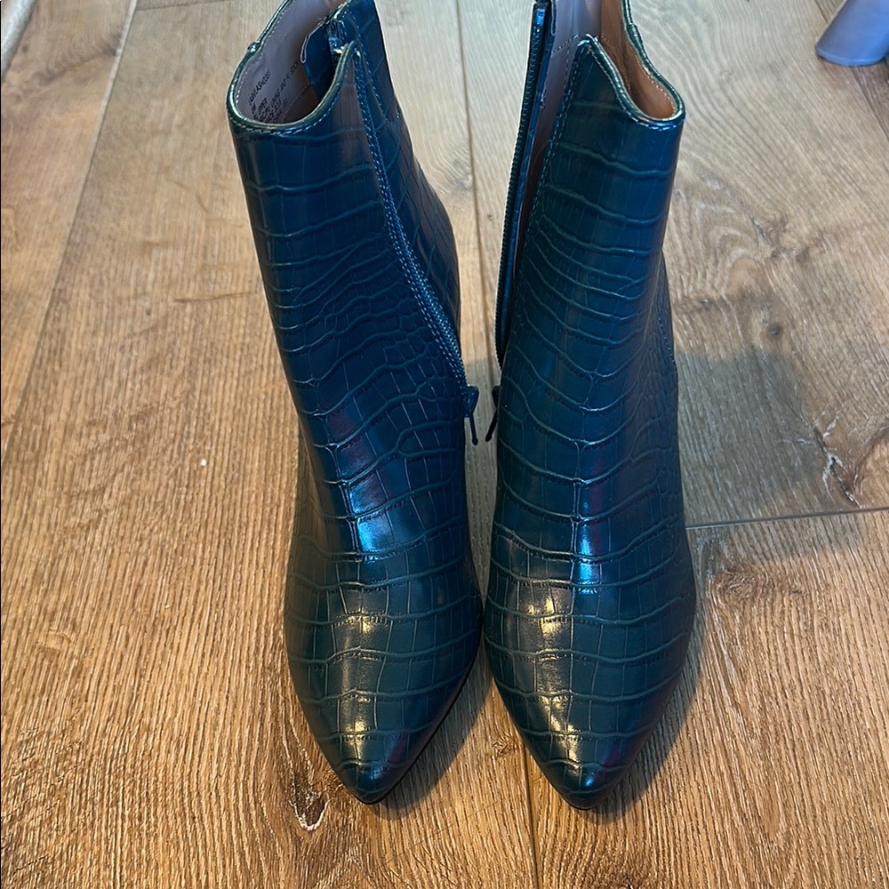 Elegant Green Croc-Embossed Ankle Boots